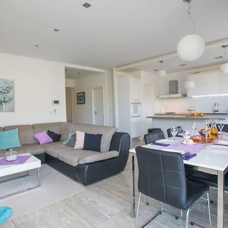 Apartment Laurels *