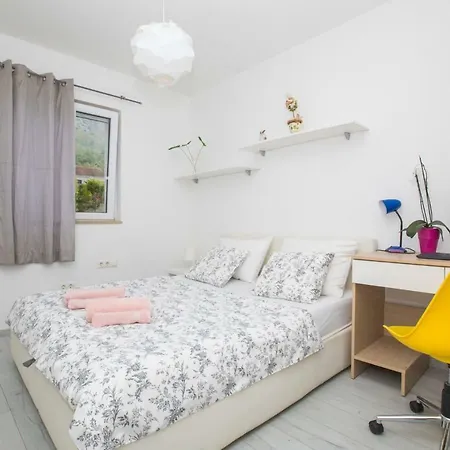 Laurels Apartment *